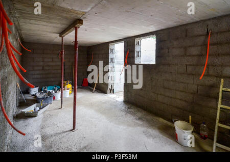 Le plâtrage, la reconstruction, l'étanchéité sous-sol ou une cave et des outils de travail. Construction d'une maison d'habitation à la cave ou sous-sol avec installation électrique Banque D'Images