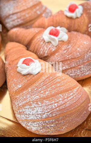 Sfogliatelle, typique des pâtisseries italiennes Banque D'Images