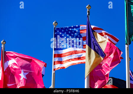 Drapeaux de différents pays qui oscille au vent contre Banque D'Images