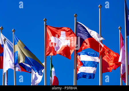 Drapeaux de différents pays qui oscille au vent contre Banque D'Images