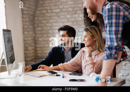 Groupe de jeunes architectes travaillant sur ordinateur Banque D'Images