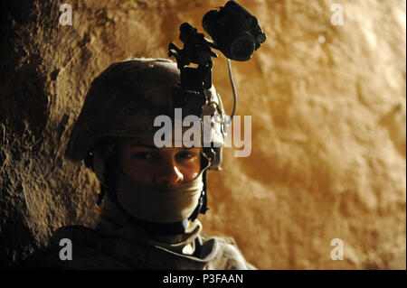 La CPS de l'armée américaine. Ian Murray, le peloton de mortiers, de l'Administration centrale et de l'Administration centrale, l'entreprise 1ère Brigade, 37e Bataillon de blindés, 1e Brigade Combat Team, 1re Division blindée, attend que l'un de ses camarades de peloton d'un bâtiment en recherches Hawijah, Iraq, 25 février 2010. Des soldats américains et irakiens ont joint leurs forces de police d'exécuter un mandat d'arrêt sur une personne recherchée d'intérêt. Banque D'Images