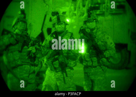 Les soldats américains du peloton de mortiers, de l'Administration centrale et de l'Administration centrale, l'entreprise 1ère Brigade, 37e Bataillon de blindés, 1e Brigade Combat Team, 1re Division blindée, prendre le temps de poser pour une photo avant de commencer une mission à Hawijah, Iraq, 25 février 2010. Des soldats américains et irakiens ont joint leurs forces de police d'exécuter un mandat d'arrêt sur une personne recherchée d'intérêt. Banque D'Images