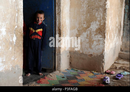 Un jeune garçon se profile sur les soldats du 2e peloton, Compagnie Bravo, 1ère Brigade, 37e Bataillon de blindés, 1e Brigade Combat Team, 1re Division blindée, de l'intérieur de sa maison à Al Obeydia, Iraq, 26 février. Des soldats américains ont visité quelques villages de continuer à construire des relations avec les citoyens locaux dans leur zone d'opérations. Banque D'Images