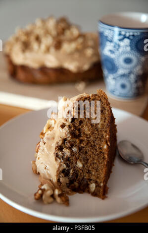 Délicieux gâteau au café et noix de. Tranche de gâteau de café et de noix, avec une grande tasse de café Banque D'Images