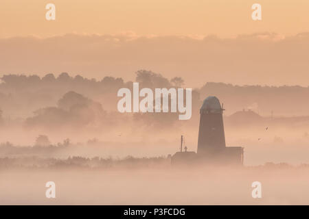 Lever de soleil sur les marais Broadland, Norfolk Banque D'Images