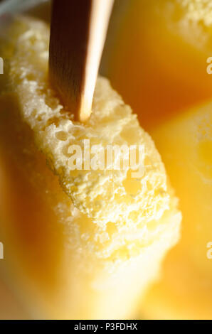 Gros plan (macro) de l'ananas jaune des sucettes glacées (Popsicles) avec poignées en bois. Banque D'Images