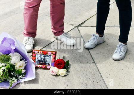 75e anniversaire Anniversaire de la chanteuse de rock and roll Johnny Hallyday célébrer par ses fans - Eglise de La Madeleine - Paris - France Banque D'Images