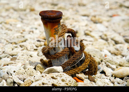 Old anchor sur Beach pour les bateaux à égalité à plage de North Bay, les îles d'Andaman Banque D'Images