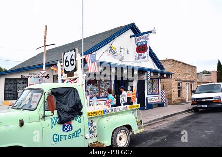 Seligman, Arizona, USA - Le 24 juillet 2017 : Seligman est plein de Transport Route 66 rappels. Photographié ici Angel et Route 66 Vilmas Cadeaux un classique Banque D'Images