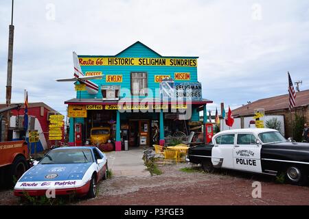 Seligman, Arizona, USA - Le 24 juillet 2017 : Chrysler 1953 Voiture de police en face de Seligman Historique Articles divers café sur la Route 66, Arizona. Banque D'Images