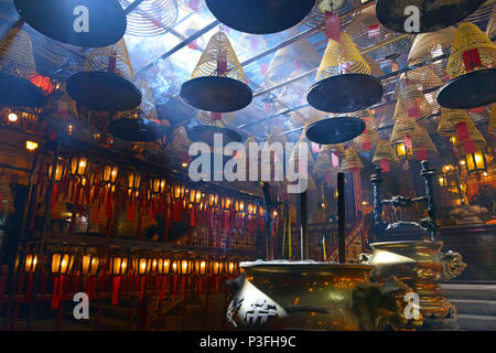 Encens brûlant avec des lanternes de peu de lumière, Temple traditionnel à Hong Kong, Chine Banque D'Images