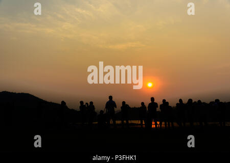 Groupe de photographes touristiques tournage belle vue sur coucher de soleil sur le parc national en Thaïlande reservior Banque D'Images