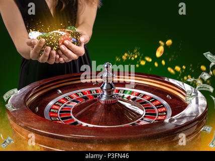 Collage d'images de casino avec une image dynamique de table de roulette casino multicolores avec des jetons de poker en femme mains. Fond vert avec go Banque D'Images