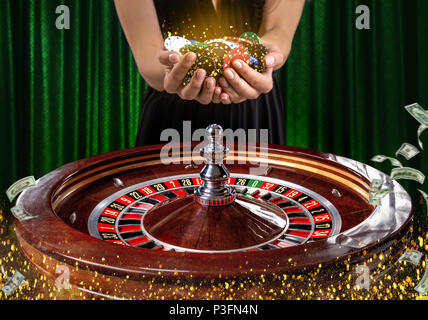 Collage d'images de casino avec une image dynamique de table de roulette casino multicolores avec des jetons de poker en femme mains. Fond vert avec go Banque D'Images