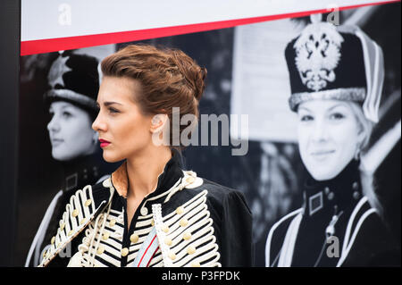 Moscou, Russie - 30 MAI 2013 : une fille en uniforme militaire se dresse sur la Place Rouge. Banque D'Images