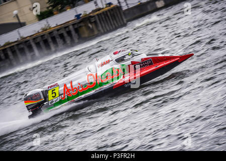 Thani Al Qemzi rouler pour la course d'Abu Dhabi dans le F1H2O Bateau de Moteur de Formule 1 Grand Prix de Londres au Royal Victoria Dock, London Docklands, Newham, Royaume-Uni Banque D'Images