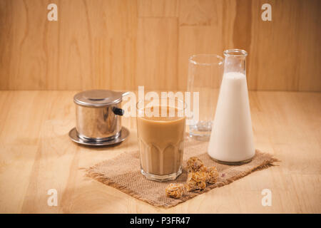 Bouteille de lait en verre de lait et sur table en bois. Concept de saine alimentation Banque D'Images