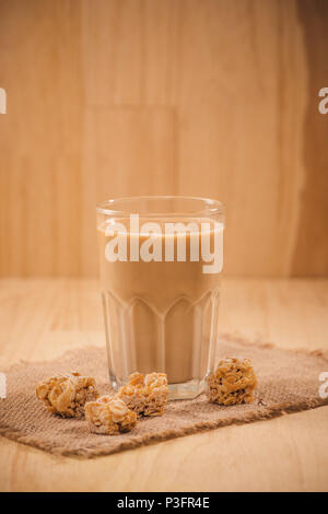 Bouteille de lait en verre de lait et sur table en bois. Concept de saine alimentation Banque D'Images