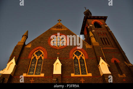 Vue de la façade de l'église catholique St Patricks de Glen Innes dans le nord de la Nouvelle-Galles du Sud, l'Australie au coucher du soleil Banque D'Images