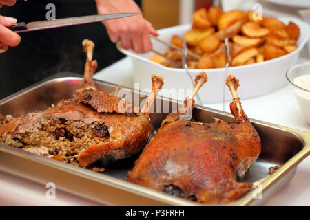 Sert de serveur et les canards rôtis pommes de terre au four à la fête ou réception de mariage Banque D'Images