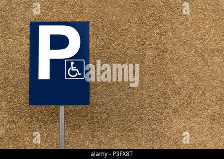Stationnement pour personnes handicapées en blanc sur plaque de rue post avec background et beaucoup de copy space Banque D'Images