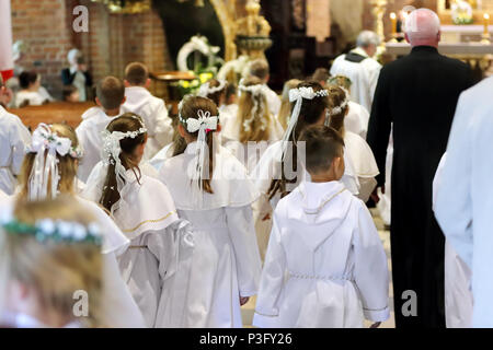 Des enfants à la première communion Banque D'Images