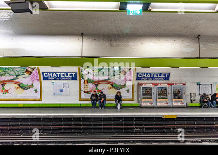 Des gens assis en attente d'un train sur la station Châtelet Pont au Change sur le métro de Paris, France Banque D'Images