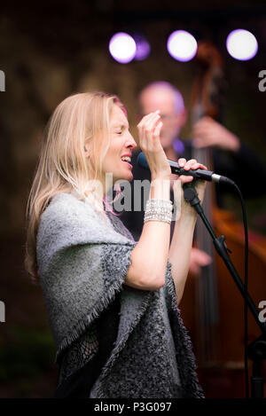 Janice Mitchelson avec le chanteur la grâce à l'exécution Notes Trebah Garden amphithéâtre à Cornwall. Banque D'Images