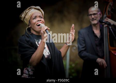 Ley Adewole chanteur de la grâce à l'exécution Notes Trebah Garden amphithéâtre à Cornwall. Banque D'Images