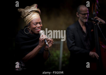 Ley Adewole chanteur de la grâce à l'exécution Notes Trebah Garden amphithéâtre à Cornwall. Banque D'Images