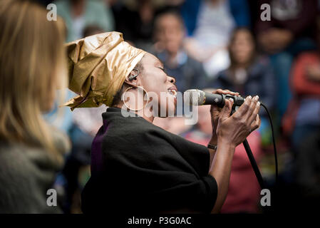 Ley Adewole chanteur de la grâce à l'exécution Notes Trebah Garden amphithéâtre à Cornwall. Banque D'Images