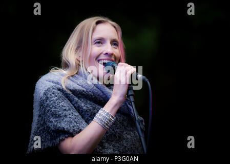 Janice Mitchelson chanteur avec la grâce à l'exécution Notes Trebah Garden amphithéâtre à Cornwall. Banque D'Images