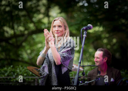 Janice Mitchelson avec le chanteur la grâce à l'exécution Notes Trebah Garden amphithéâtre à Cornwall. Banque D'Images