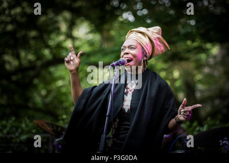 Ley Adewole chanteur avec le la grâce à l'exécution Notes Trebah Garden amphithéâtre à Cornwall. Banque D'Images