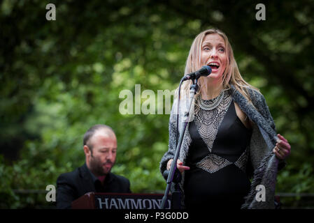 Janice Mitchelson avec le chanteur la grâce à l'exécution Notes Trebah Garden amphithéâtre à Cornwall. Banque D'Images