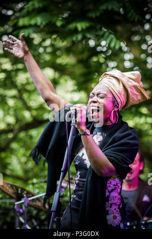 Ley Adewole chanteur avec le la grâce à l'exécution Notes Trebah Garden amphithéâtre à Cornwall. Banque D'Images