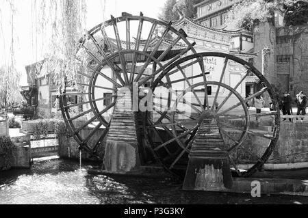 Ancien moulin à eau dans la région de Lijiang (Yunnan, Chine) Banque D'Images