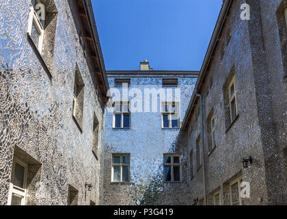 Rosa's Passage, Łódź, Pologne - une mosaïque composée de petits morceaux de miroir irrégulier, sur les façades des maisons situé au 3, rue Piotrkowska Banque D'Images