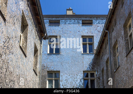 Rosa's Passage, Łódź, Pologne - une mosaïque composée de petits morceaux de miroir irrégulier, sur les façades des maisons situé au 3, rue Piotrkowska Banque D'Images