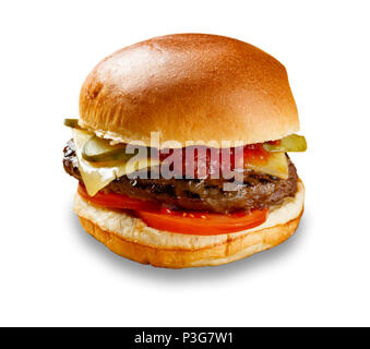 Delicious cheeseburger, pickles, tomate et relish, tourné sur fond blanc avec une ombre portée Banque D'Images
