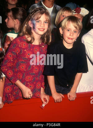 LOS ANGELES, CA - 3 novembre : (L-R) Anna Chlumsky et l'acteur Macaulay Culkin assister à la 'My Girl' siècle City Premiere le 3 novembre 1991 à l'hôtel Century Plaza Cineplex Odeon Cinemas à Century City, Los Angeles, Californie. Photo de Barry King/Alamy Stock Photo Banque D'Images