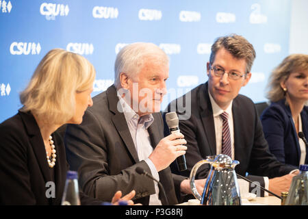 Munich, Allemagne. 18 Juin, 2018. Le ministre allemand de la CSU et suranné, le président prend la parole à la réunion du conseil. L'Union chrétienne sociale (CSU) a tenu une réunion du comité, où ils ont discuté à propos de la discuter avec la Chancelière allemande Angela Merkel et son Union Démocratique Chrétienne à propos de la crise des réfugiés et de la migration. Crédit : Alexander Pohl/Pacific Press/Alamy Live News Banque D'Images