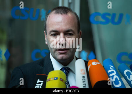 Munich, Allemagne. 18 Juin, 2018. Le chef de la faction conservatrice au sein de l'UE Parlement européen Manfred Weber fait une déclaration. L'Union chrétienne sociale (CSU) a tenu une réunion du comité, où ils ont discuté à propos de la discuter avec la Chancelière allemande Angela Merkel et son Union Démocratique Chrétienne à propos de la crise des réfugiés et de la migration. Crédit : Alexander Pohl/Pacific Press/Alamy Live News Banque D'Images