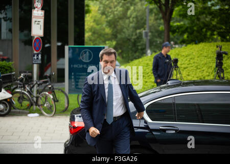 Munich, Allemagne. 18 Juin, 2018. Bavière gouverneur Markus Soeder quitte sa voiture. L'Union chrétienne sociale (CSU) a tenu une réunion du comité, où ils ont discuté à propos de la discuter avec la Chancelière allemande Angela Merkel et son Union Démocratique Chrétienne à propos de la crise des réfugiés et de la migration. Crédit : Alexander Pohl/Pacific Press/Alamy Live News Banque D'Images