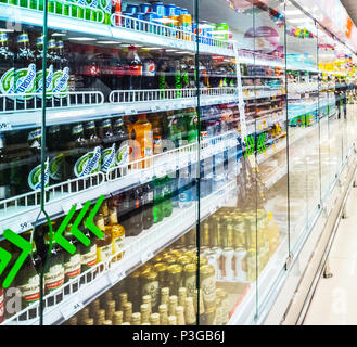 La Russie, 2017 : la bière en bouteille et autres boissons à l'intérieur de peuplements réfrigérateur supermarché Banque D'Images