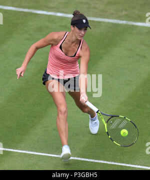 Bernarda Pera dans son premier match avec Dalila Jakupovic au cours de la première journée de la Nature Valley Classic à Edgbaston Priory, Birmingham. Banque D'Images