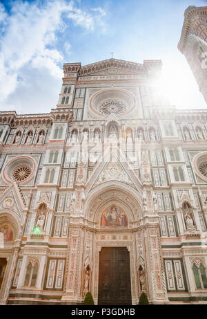 Façade néo-gothique ornée de la Cattedrale di Santa Maria del Fiore ou la cathédrale de Florence (Il Duomo di Firenze), un célèbre site du patrimoine mondial de l'un Banque D'Images