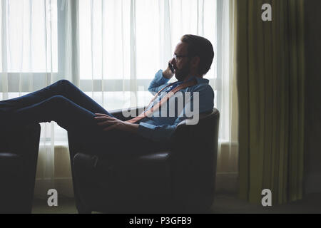 Businessman using mobile phone Banque D'Images