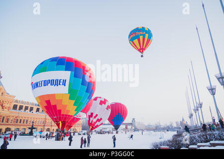 NIZHNY NOVGOROD, Russie - le 24 février 2018. Départ en masse sur le festival de ballons à air chaud Banque D'Images